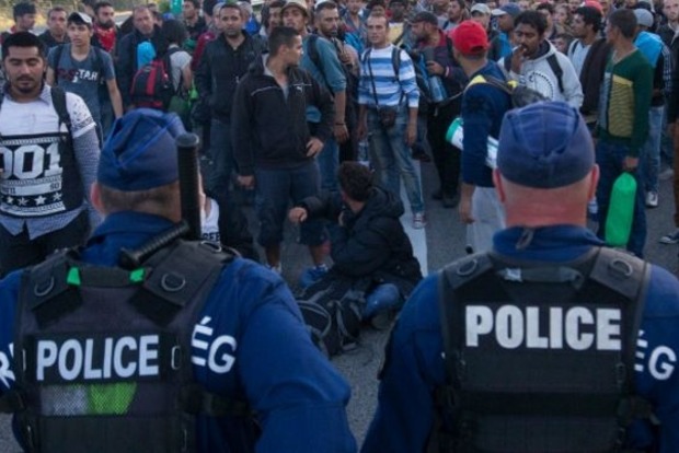 В Венгрии из-за мигрантов ввели ЧП