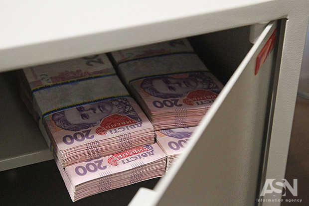Гроші в банках тримають тільки 3% українців, а щось відкладає - лише половина