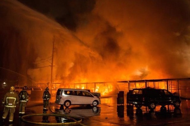 В Калифорнии загорелись склады на площади 1600 кв м