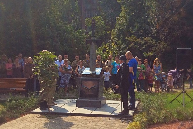 Новий пам'ятник героям АТО: у Києві встромили меч у мапу Росії