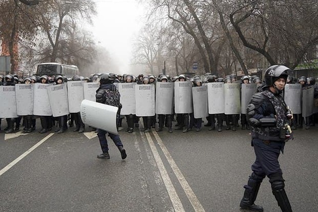 Протистояння у Казахстані. Президент Казахстану звернувся до Росії та Білорусі за допомогою у придушенні протестів