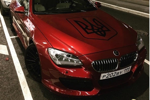 У Москві помічено «бандерівське» авто з тризубом на капоті