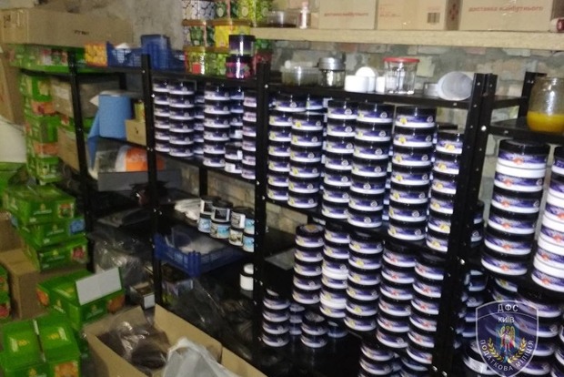 Іноземець у гаражі в Києві створив підпільних цех, де готував тютюн для кальянів