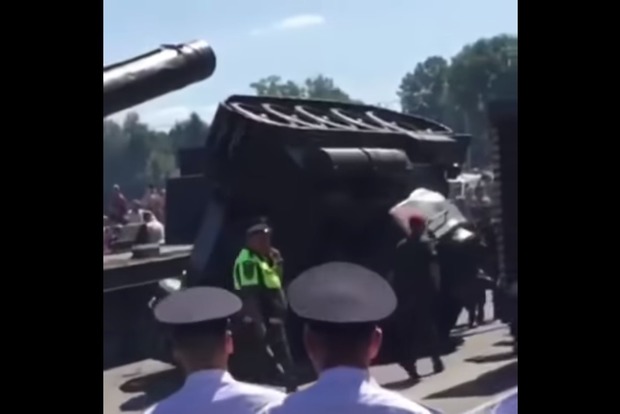 В России танк‍ после парада едва не раздавил детей