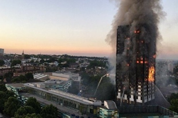 В результате пожара в лондонском небоскребе пострадали 50 человек‍