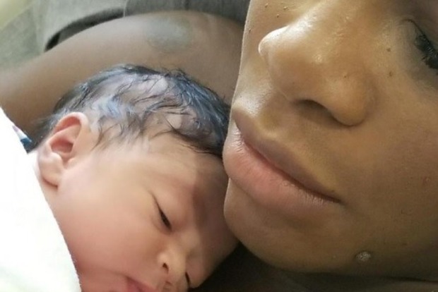 Серена Уильямс показала фото новорожденной дочери