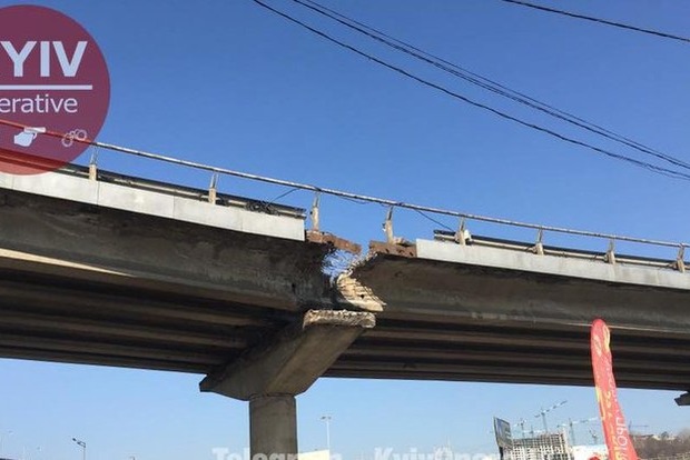 Плановый ремонт. На Выдубичах в Киеве обвалилась часть моста и зияет дыра