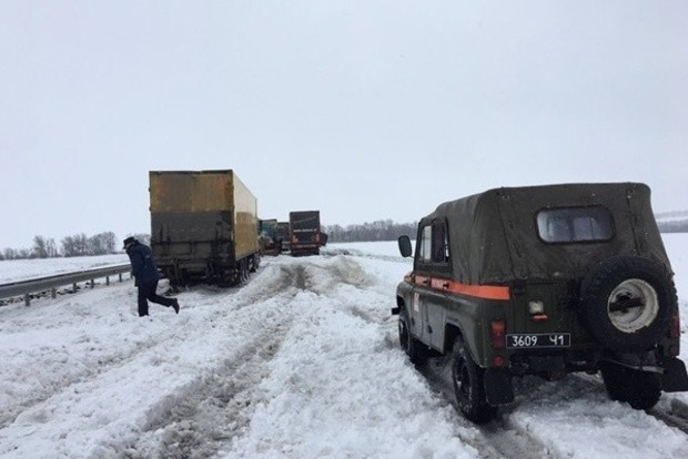 В Днипре и за городом транспортный коллапс. На трассе Днипро-Кривой Рог сотни авто застряли в заносах
