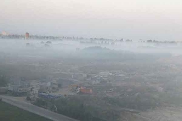 Частину Києва накрило їдким димом. У мережі з'явилися моторошні фото
