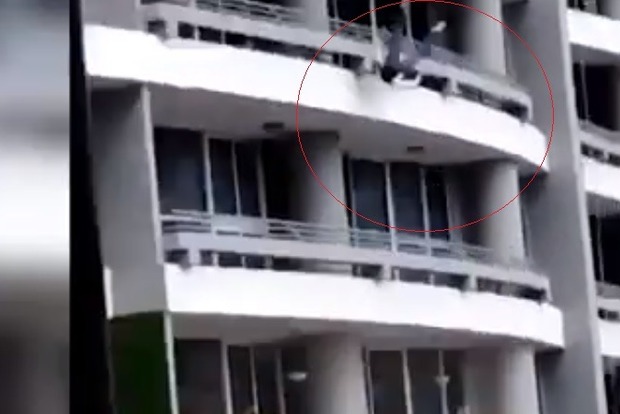 Відео: жінка, роблячи селфі, впала з 27-го поверху