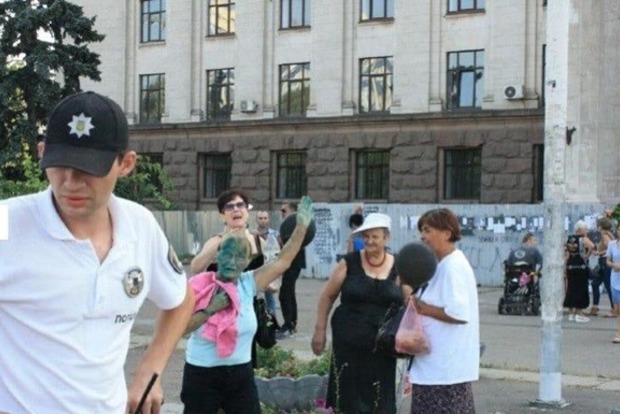 В Одессе облили зеленкой активистов, поминавших Захарченко и Кобзона