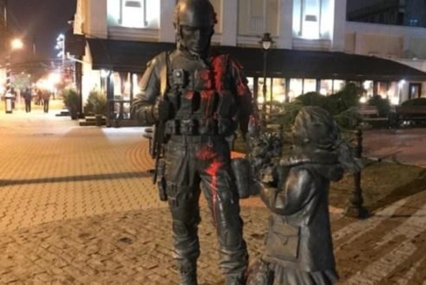 У Криму почервонів пам'ятник зеленим чоловічкам