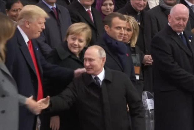 Смотрят как на убогого клоуна. Фото Путина в Париже взорвало Сеть