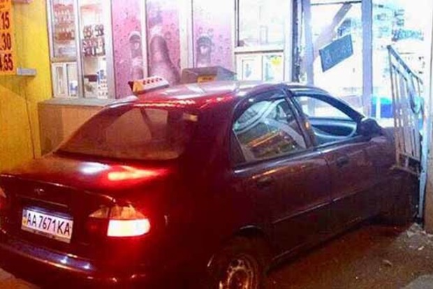 В Киеве таксист заехал на автомобиле в магазин