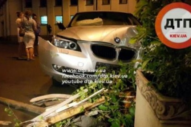 В Киеве молодой водитель BMW влетел на летнюю площадку кафе, есть пострадавшие (фото, видео)