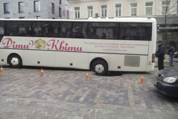 В центре Киева автобус с детьми провалился в яму