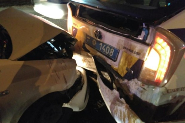 В Киеве во время оформления ДТП в патрульную машину влетело авто, есть пострадавшие