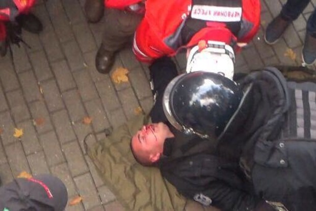 Во время столкновений под Радой полицейскому разбили голову