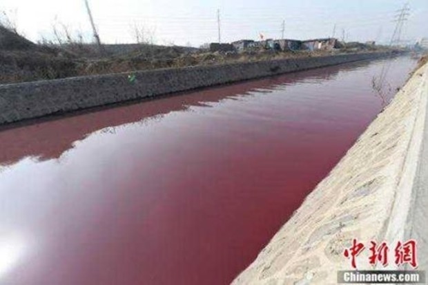 Криваво-червона річка в Китаї: опубліковані фото