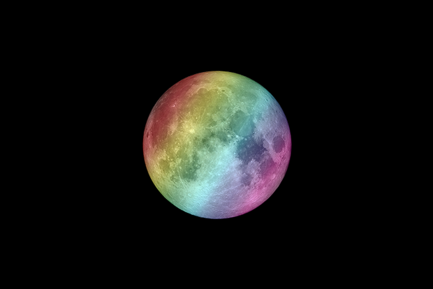 Ученые заявили, что на самом деле Луна разноцветная