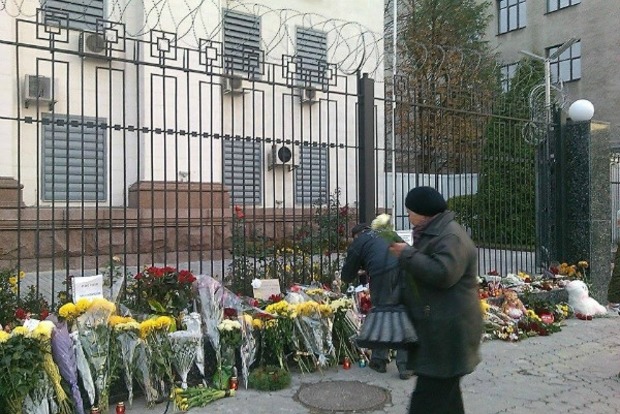 Дети не умирают: В Киеве продолжают нести цветы к посольству РФ