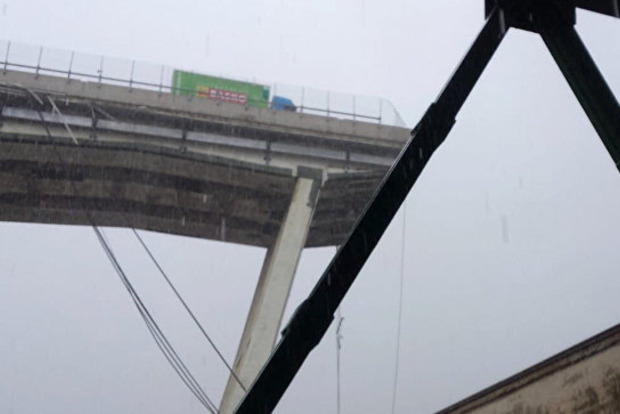 На севере Италии обрушился гигантский мост с автомобилями на нем. Жуткое видео