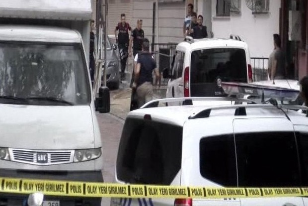 В Стамбуле мужчина с крыши обстрелял прохожих