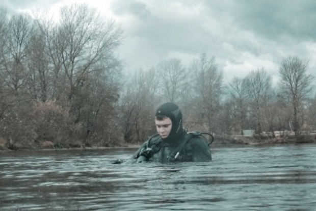 Водолазы достали из реки в Киеве тело мужчины‍