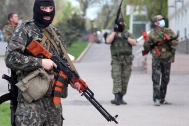 У Донецьку з'явилися бойовики з таємничими шевронами