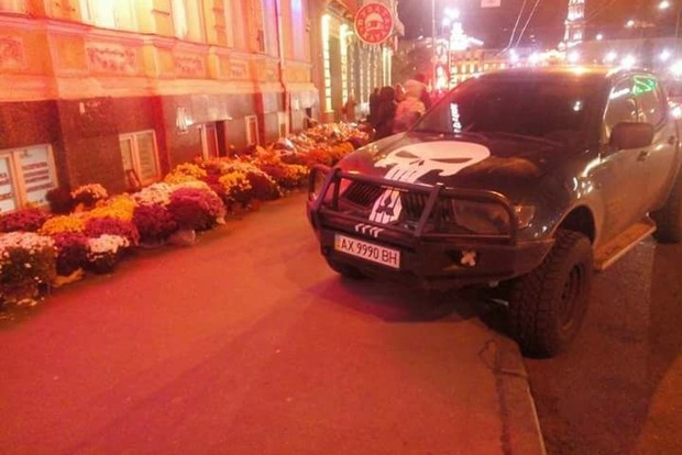 Водитель на внедорожнике припарковался посреди поминальных венков на месте ДТП в Харькове
