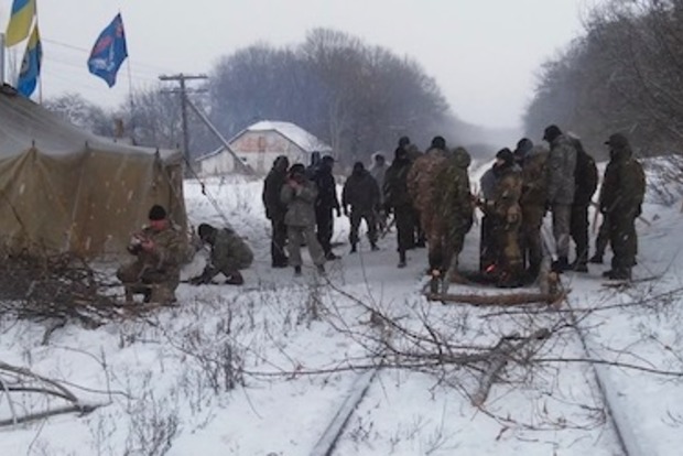 Ветераны войны заблокировали ж/д на участке Луганск - Попасная на Донбассе – Семенченко