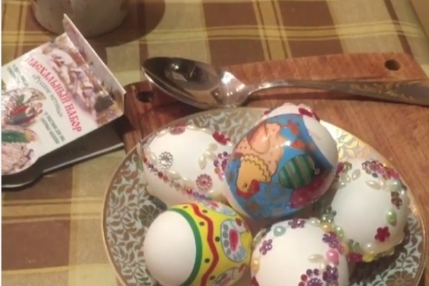 Пугачова показала, як фарбувала яйця і співала великодні пісні з дітьми