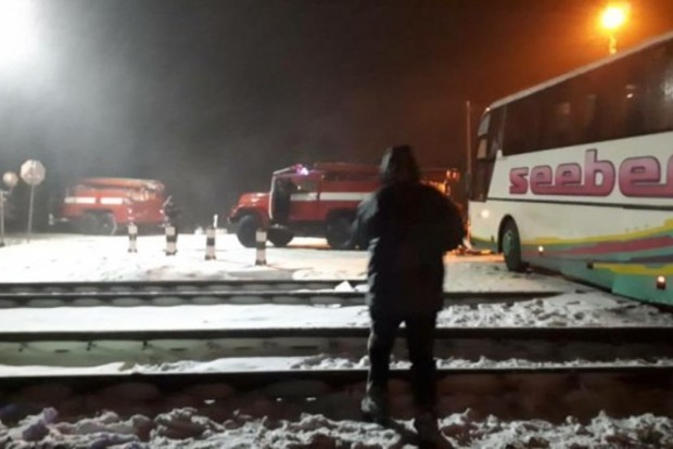 Пассажирский автобус застрял на ж/д переезде в Волынской области