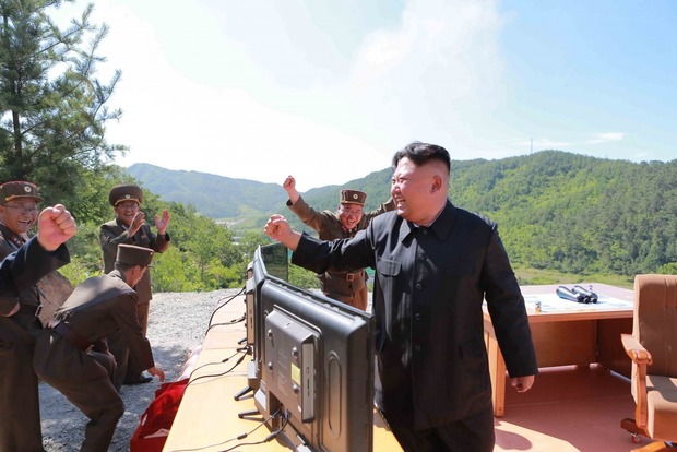 Опубликованы фото радующегося запуску баллистической ракеты‍ Ким Чен Ына