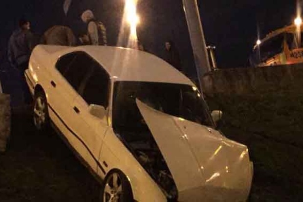 У Києві на Троєщині автомобіль BMW влетів у бетонний блок
