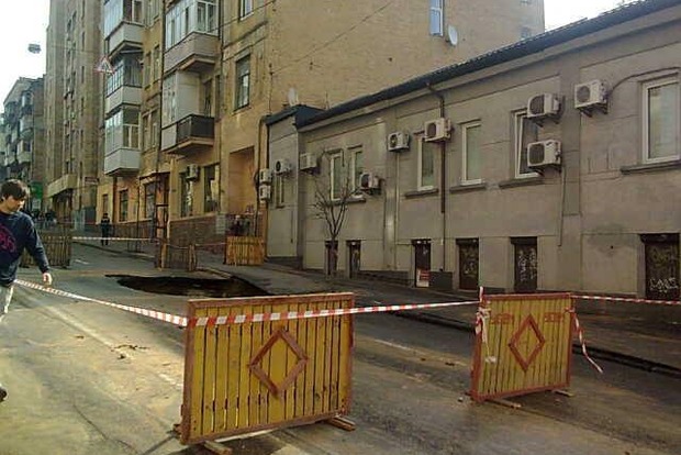 ﻿У Києві на проїжджій частині провалився асфальт