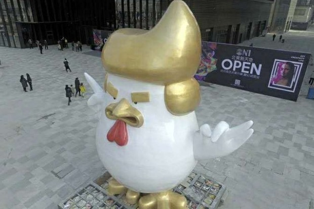 Велетенська статуя півня, схожого на Трампа, з'явилася в Китаї