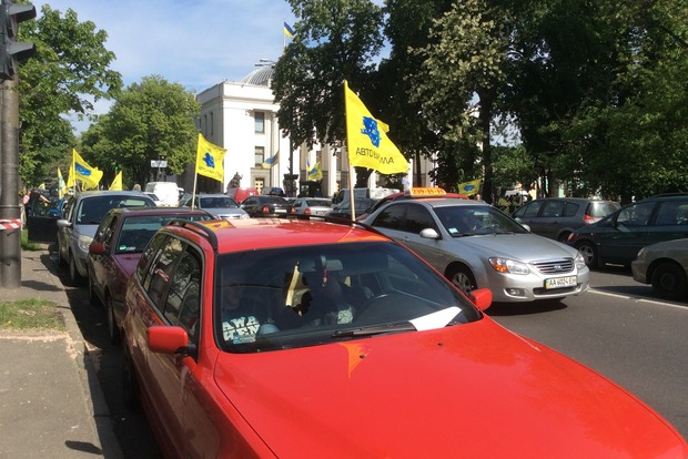 Водители авто с иностранной регистрацией заблокировали движение в правительственном квартале