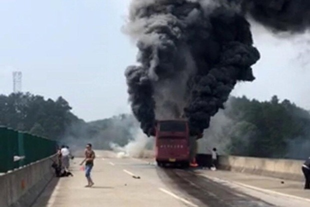 У Китаї згорів автобус із туристами, загинуло 30 осіб