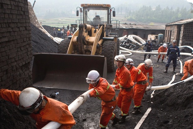 Вибух на шахті в Китаї: знайдено тіла 33 гірників