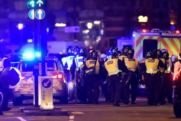 Водія, який таранив фургоном пішоходів у Лондоні, доставили в психлікарню 