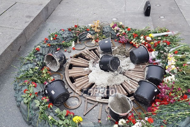 Вандалы цементом залили Вечный огонь в Киеве