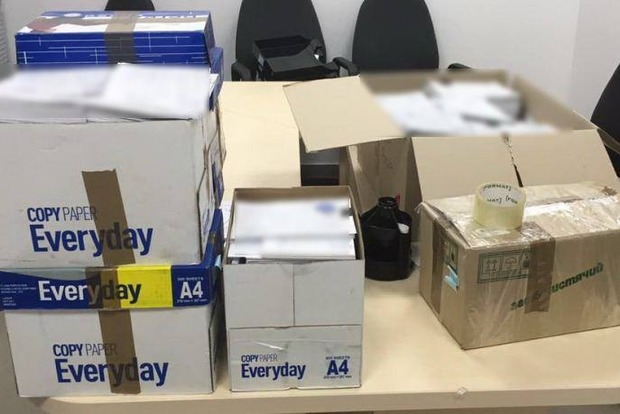 Поліція проводить обшуки у керівників банку «Михайлівський»: вилучені гроші, золото та документи