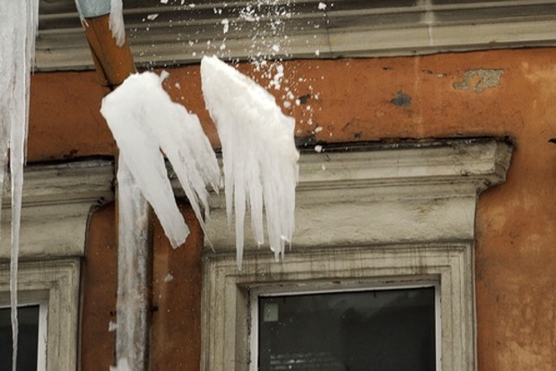 В Киеве падающие глыбы льда травмируют пешеходов