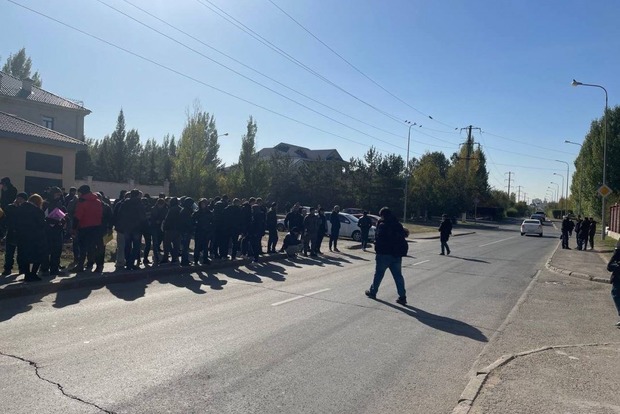 Сбежавшие от могилизации крымчане, выстроились в очереди возле посольства Украины в Казахстане