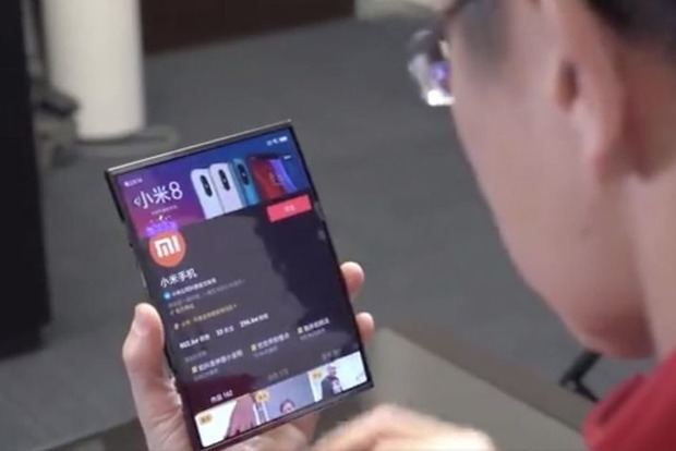 Xiaomi показал сгибающийся смартфон