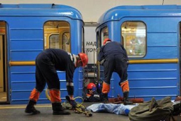 В киевском метро неизвестный упал под поезд