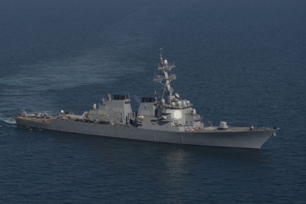 Иранский катер напугал экипаж военного эсминца США