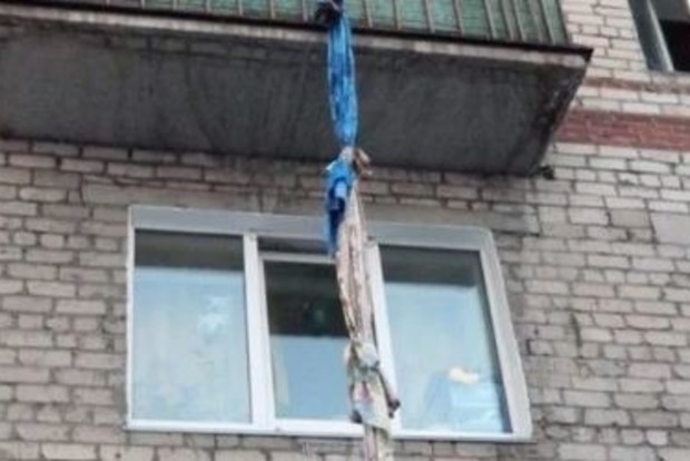 Тікаючи по простирадлах: У Росії чоловік зірвався з 6-го поверху