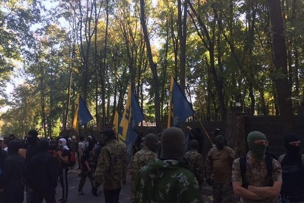 ﻿Півсотні молодих людей у ​​балаклавах напали на будинок Добкіна